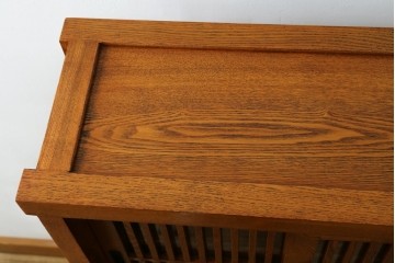 中古　美品　楡(ニレ)材　すっきりとした格子引き戸の小振りな水屋箪笥　(R-086218)