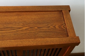 中古　美品　楡(ニレ)材　すっきりとした格子引き戸の小振りな水屋箪笥　(R-086218)