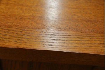 中古　美品　楡(ニレ)材　すっきりとした格子引き戸の小振りな水屋箪笥　(R-086218)