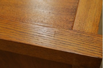 中古　美品　楡(ニレ)材　すっきりとした格子引き戸の小振りな水屋箪笥　(R-086218)