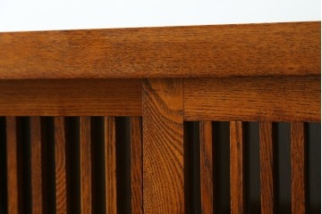 中古　美品　楡(ニレ)材　すっきりとした格子引き戸の小振りな水屋箪笥　(R-086218)