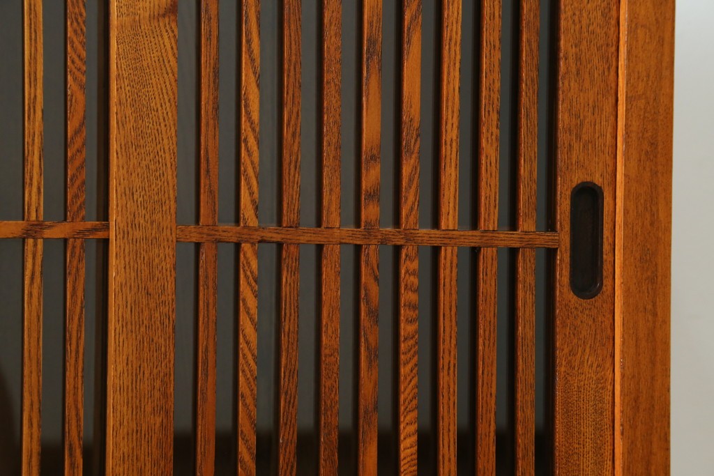 中古　美品　楡(ニレ)材　すっきりとした格子引き戸の小振りな水屋箪笥　(R-086218)