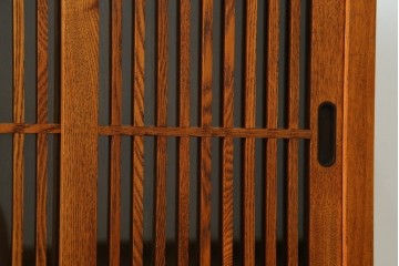 中古　美品　楡(ニレ)材　すっきりとした格子引き戸の小振りな水屋箪笥　(R-086218)