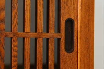 中古　美品　楡(ニレ)材　すっきりとした格子引き戸の小振りな水屋箪笥　(R-086218)
