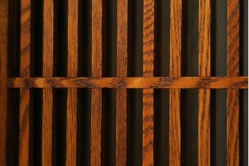中古　美品　楡(ニレ)材　すっきりとした格子引き戸の小振りな水屋箪笥　(R-086218)