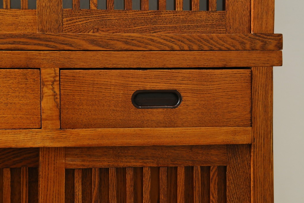 中古　美品　楡(ニレ)材　すっきりとした格子引き戸の小振りな水屋箪笥　(R-086218)