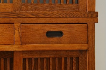 中古　美品　楡(ニレ)材　すっきりとした格子引き戸の小振りな水屋箪笥　(R-086218)