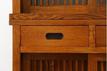 中古　美品　楡(ニレ)材　すっきりとした格子引き戸の小振りな水屋箪笥　(R-086218)