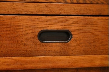 中古　美品　楡(ニレ)材　すっきりとした格子引き戸の小振りな水屋箪笥　(R-086218)