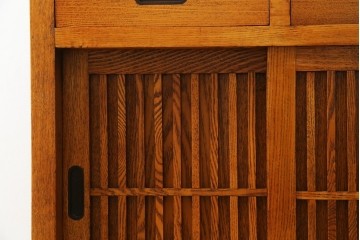 中古　美品　楡(ニレ)材　すっきりとした格子引き戸の小振りな水屋箪笥　(R-086218)