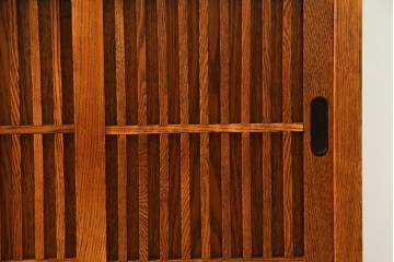 中古　美品　楡(ニレ)材　すっきりとした格子引き戸の小振りな水屋箪笥　(R-086218)