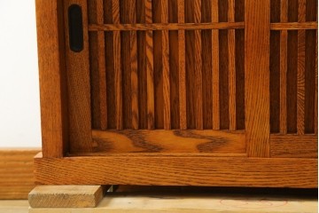 中古　美品　楡(ニレ)材　すっきりとした格子引き戸の小振りな水屋箪笥　(R-086218)