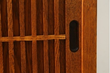 中古　美品　楡(ニレ)材　すっきりとした格子引き戸の小振りな水屋箪笥　(R-086218)