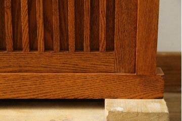 中古　美品　楡(ニレ)材　すっきりとした格子引き戸の小振りな水屋箪笥　(R-086218)
