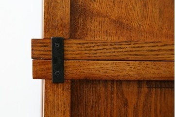 中古　美品　楡(ニレ)材　すっきりとした格子引き戸の小振りな水屋箪笥　(R-086218)