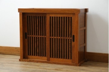 中古　美品　楡(ニレ)材　すっきりとした格子引き戸の小振りなキャビネット　(R-086219)