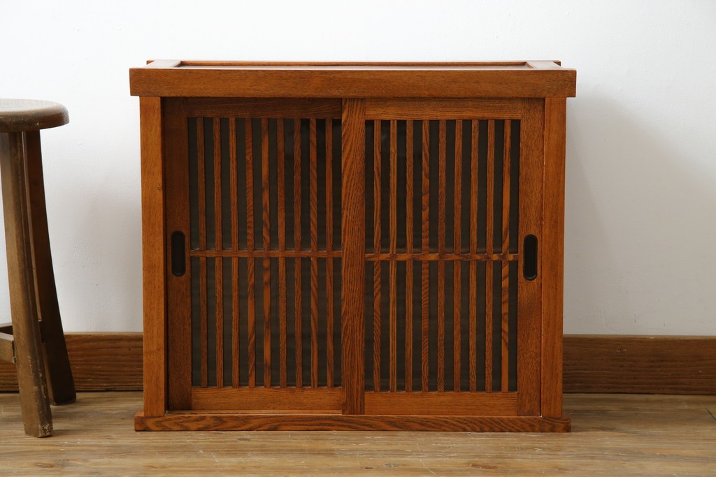 中古　美品　楡(ニレ)材　すっきりとした格子引き戸の小振りなキャビネット　(R-086219)
