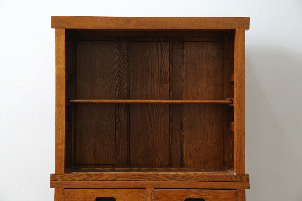 中古　美品　楡(ニレ)材　すっきりとした格子引き戸の小振りなキャビネット　(R-086219)