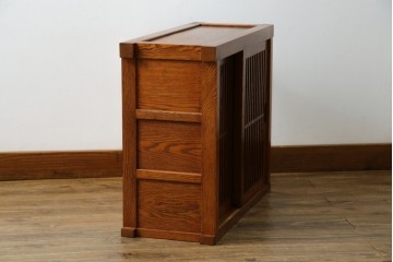 中古　美品　楡(ニレ)材　すっきりとした格子引き戸の小振りなキャビネット　(R-086219)