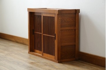 中古　美品　楡(ニレ)材　すっきりとした格子引き戸の小振りなキャビネット　(R-086219)