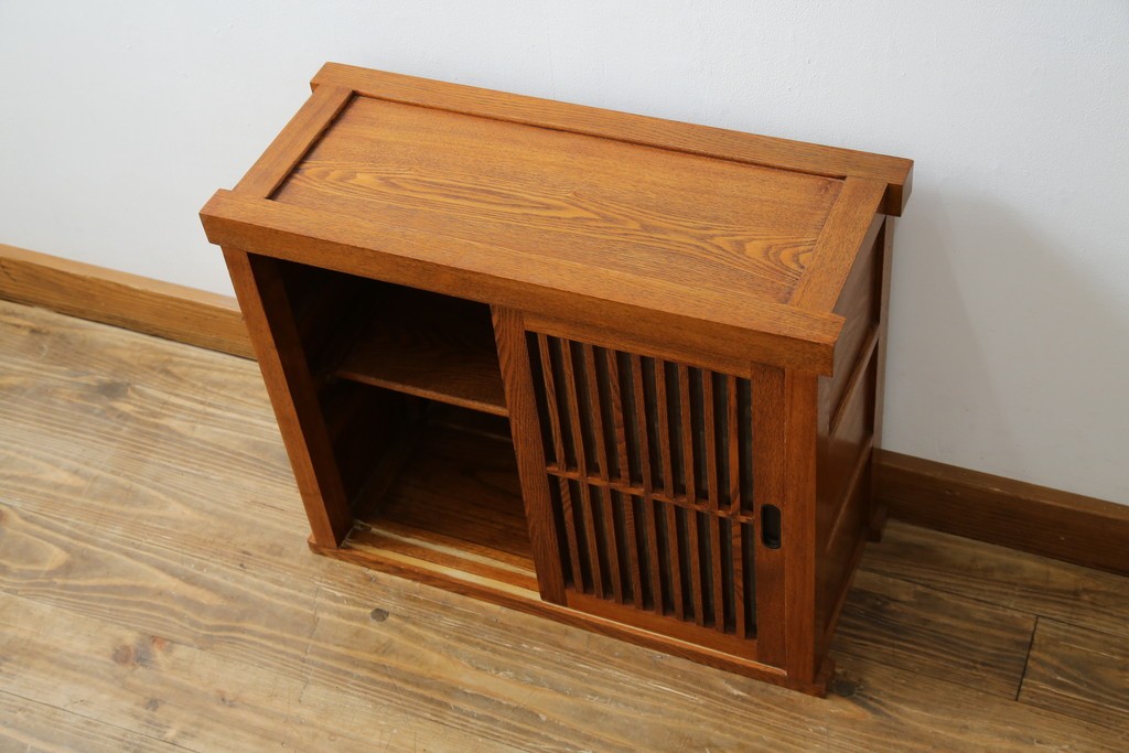 中古　美品　楡(ニレ)材　すっきりとした格子引き戸の小振りなキャビネット　(R-086219)