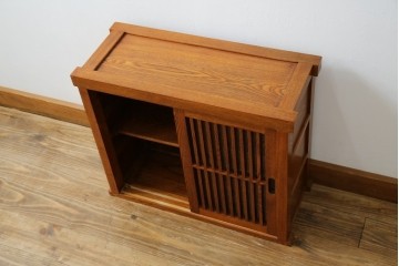 中古　美品　楡(ニレ)材　すっきりとした格子引き戸の小振りなキャビネット　(R-086219)