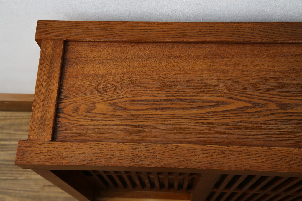 中古　美品　楡(ニレ)材　すっきりとした格子引き戸の小振りなキャビネット　(R-086219)