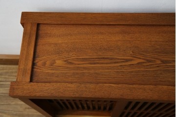 中古　美品　楡(ニレ)材　すっきりとした格子引き戸の小振りなキャビネット　(R-086219)