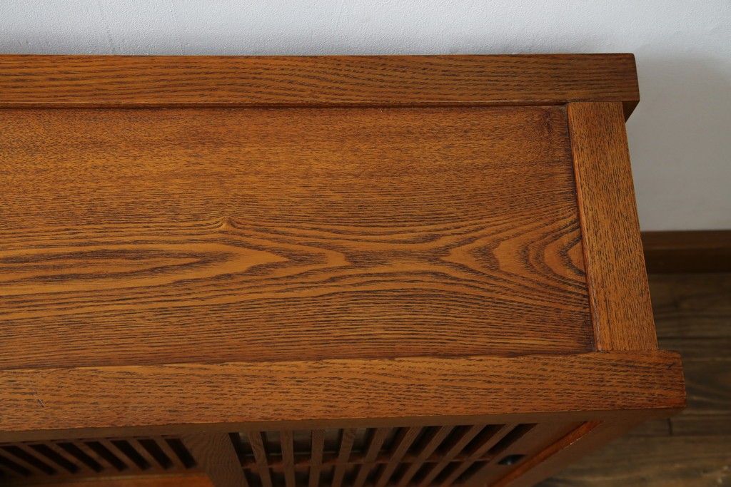 中古　美品　楡(ニレ)材　すっきりとした格子引き戸の小振りなキャビネット　(R-086219)