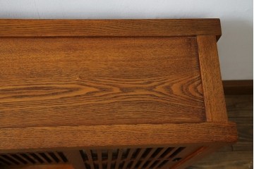 中古　美品　楡(ニレ)材　すっきりとした格子引き戸の小振りなキャビネット　(R-086219)