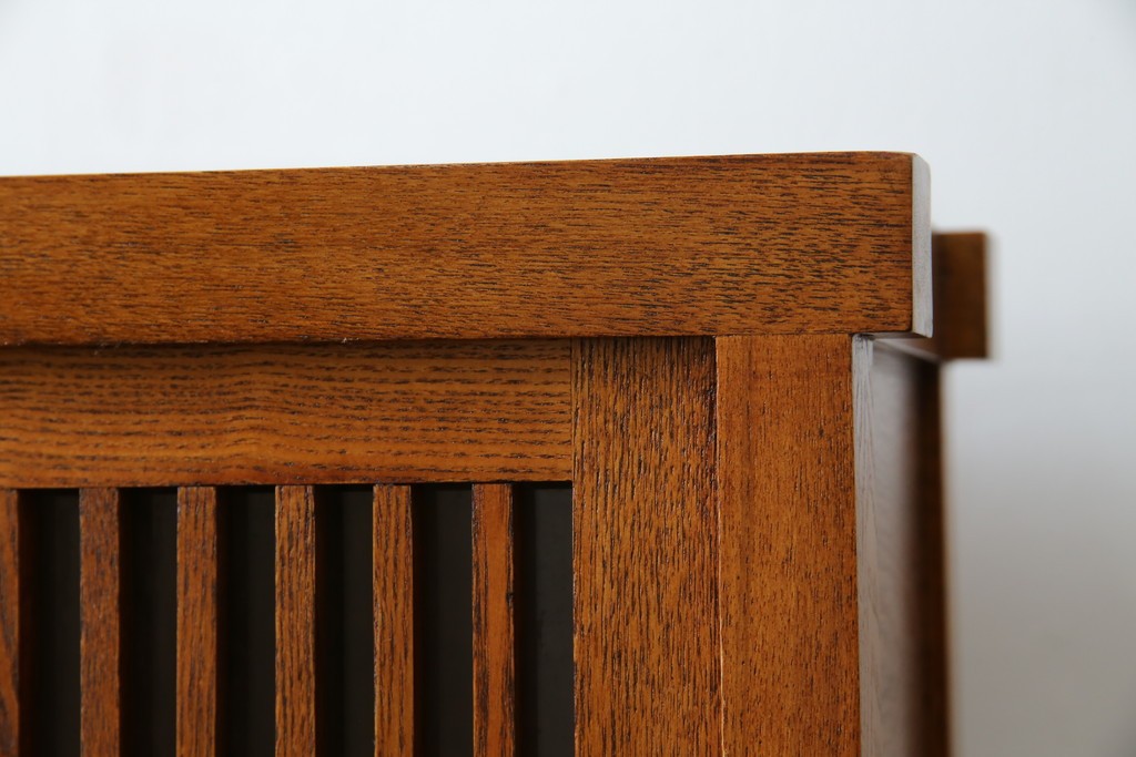 中古　美品　楡(ニレ)材　すっきりとした格子引き戸の小振りなキャビネット　(R-086219)