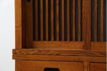 中古　美品　楡(ニレ)材　すっきりとした格子引き戸の小振りなキャビネット　(R-086219)