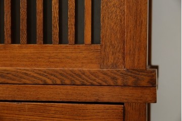 中古　美品　楡(ニレ)材　すっきりとした格子引き戸の小振りなキャビネット　(R-086219)