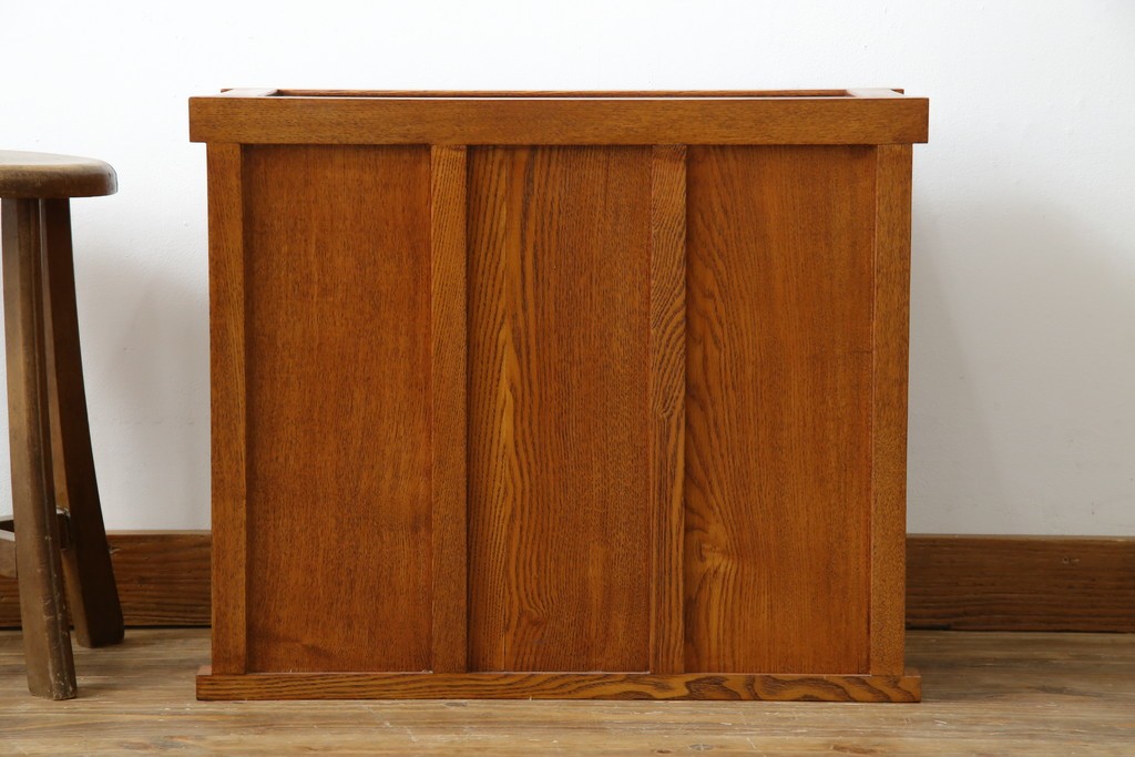 中古　美品　楡(ニレ)材　すっきりとした格子引き戸の小振りなキャビネット　(R-086219)