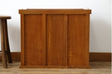 中古　美品　楡(ニレ)材　すっきりとした格子引き戸の小振りなキャビネット　(R-086219)