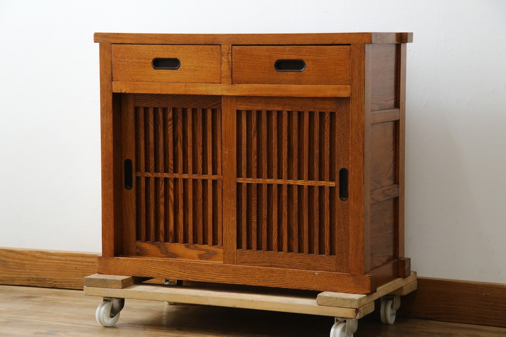 中古　美品　楡(ニレ)材　引き出し2杯付きの小振りな格子戸キャビネット　(R-086220)