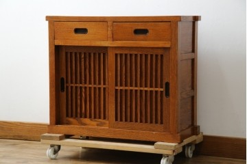 中古　美品　楡(ニレ)材　引き出し2杯付きの小振りな格子戸キャビネット　(R-086220)