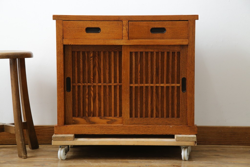 中古　美品　楡(ニレ)材　引き出し2杯付きの小振りな格子戸キャビネット　(R-086220)