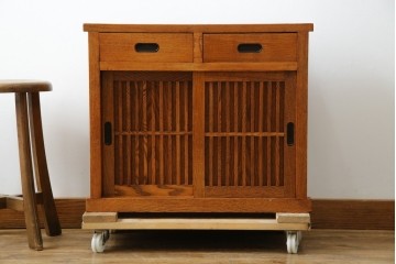 中古　美品　楡(ニレ)材　引き出し2杯付きの小振りな格子戸キャビネット　(R-086220)