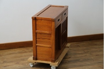 中古　美品　楡(ニレ)材　引き出し2杯付きの小振りな格子戸キャビネット　(R-086220)