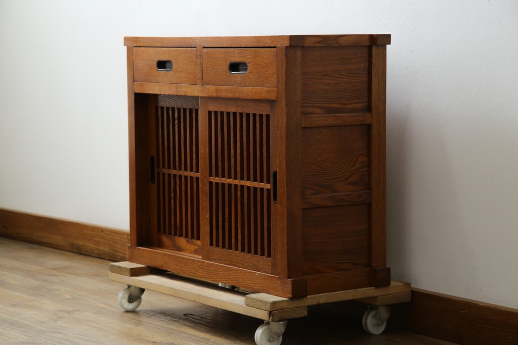 中古　美品　楡(ニレ)材　引き出し2杯付きの小振りな格子戸キャビネット　(R-086220)