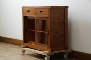 中古　美品　楡(ニレ)材　引き出し2杯付きの小振りな格子戸キャビネット　(R-086220)