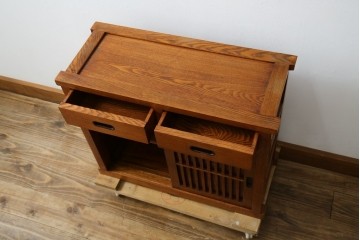 中古　美品　楡(ニレ)材　引き出し2杯付きの小振りな格子戸キャビネット　(R-086220)