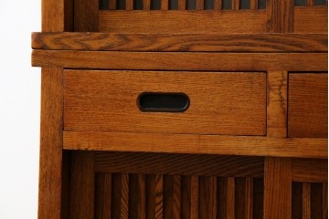 中古　美品　楡(ニレ)材　引き出し2杯付きの小振りな格子戸キャビネット　(R-086220)