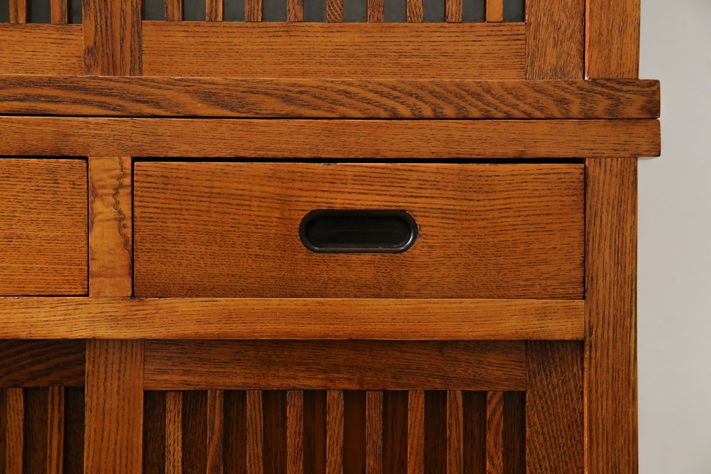 中古　美品　楡(ニレ)材　引き出し2杯付きの小振りな格子戸キャビネット　(R-086220)