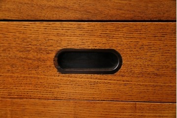 中古　美品　楡(ニレ)材　引き出し2杯付きの小振りな格子戸キャビネット　(R-086220)