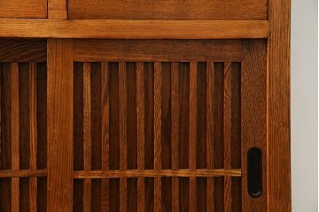 中古　美品　楡(ニレ)材　引き出し2杯付きの小振りな格子戸キャビネット　(R-086220)