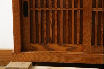 中古　美品　楡(ニレ)材　引き出し2杯付きの小振りな格子戸キャビネット　(R-086220)