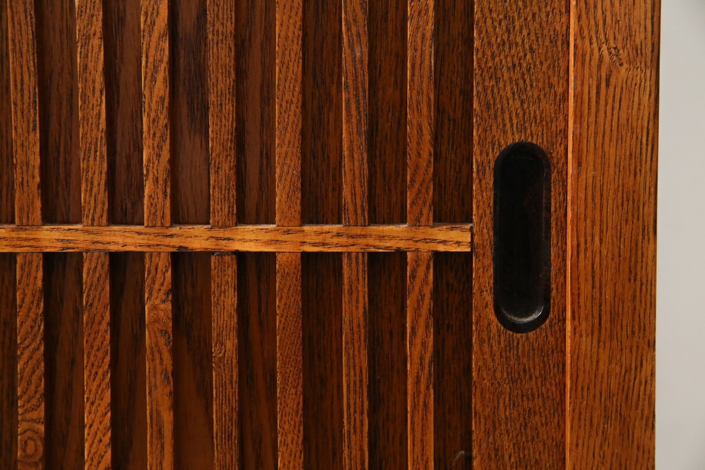 中古　美品　楡(ニレ)材　引き出し2杯付きの小振りな格子戸キャビネット　(R-086220)