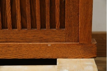 中古　美品　楡(ニレ)材　引き出し2杯付きの小振りな格子戸キャビネット　(R-086220)